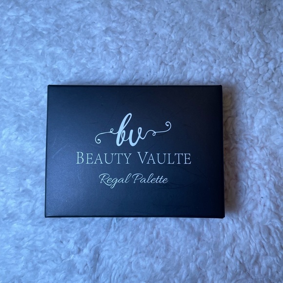 Eyeshadow Palette in Regal - Picture 4 of 5